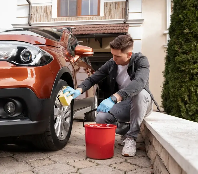 Lavage auto à domicile Tresses : professionnel intervenant sur un véhicule